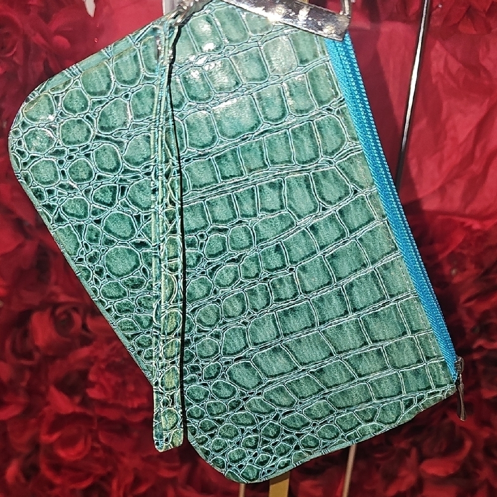 Women's NWT Elegant Green Crocodile-Embossed Women's Clutch/Wallet